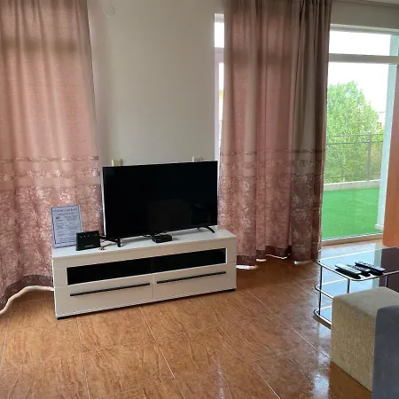 Spacious 1-bedroom On The 6th Floor דירה *
